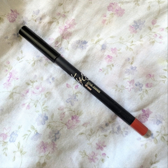 Kylie Cosmetics 22 Lip Liner - Picture 1 of 3